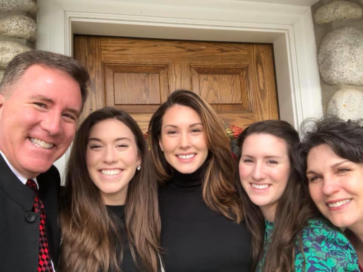 Loren Allred With Her Father, Mother And Three Sisters.