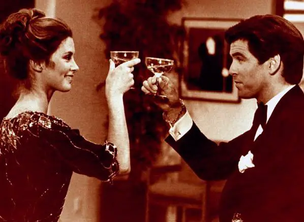 Stephanie Zimbalist with co-actor Pierce BrosnanÂ in a scene from Remington Steele 