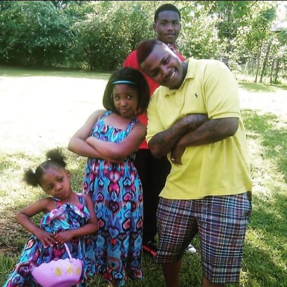 Crystianna Summers' picture with her father and siblings from her early years