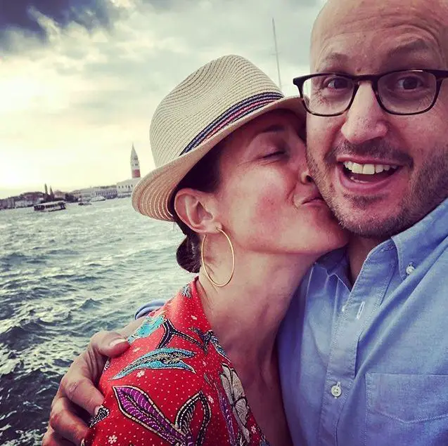 Roger-Bennett-with-his-wife-Vanessa-Kroll-Bennett-in-2019