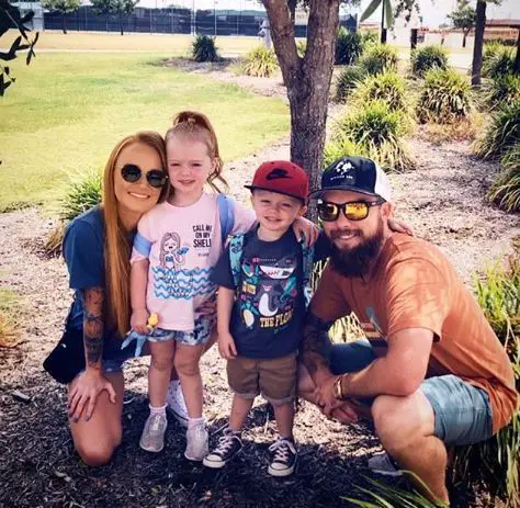 Taylor-McKinney-with-his-wife-Maci-and-their-children-20199
