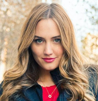 Naomi Kyle Married, Husband, Wiki, Age, Feet