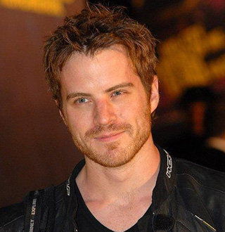 Robert Kazinsky Girlfriend, Dating, Married, Wife