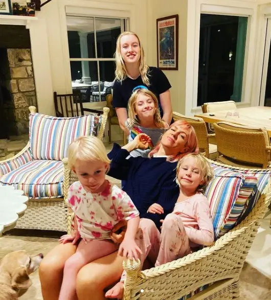 Kennyâ€™s wife posing with their children