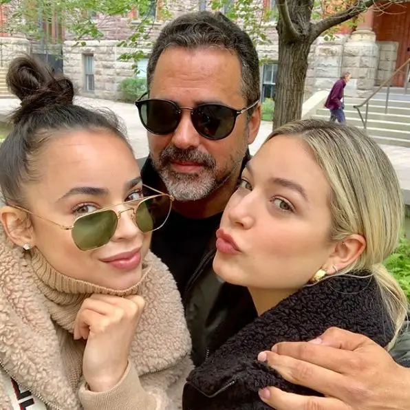 sofia-carson-with-her-father-and-sister